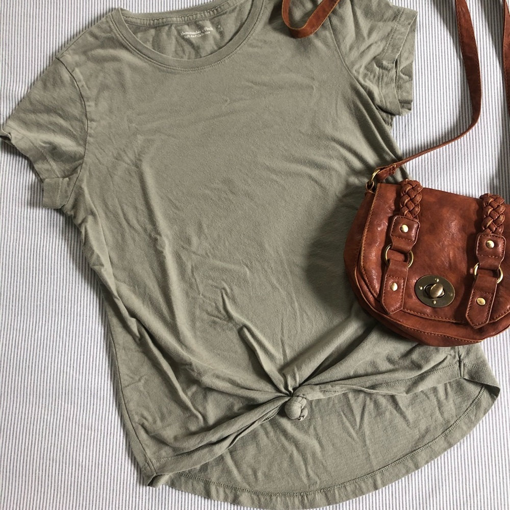 A&F knotted crew tee, size M
